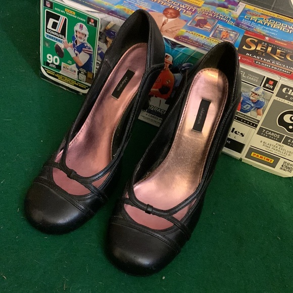 XHILIRATION-women’s black faux leather slip-on mid/high heeled shoes - Picture 4 of 9